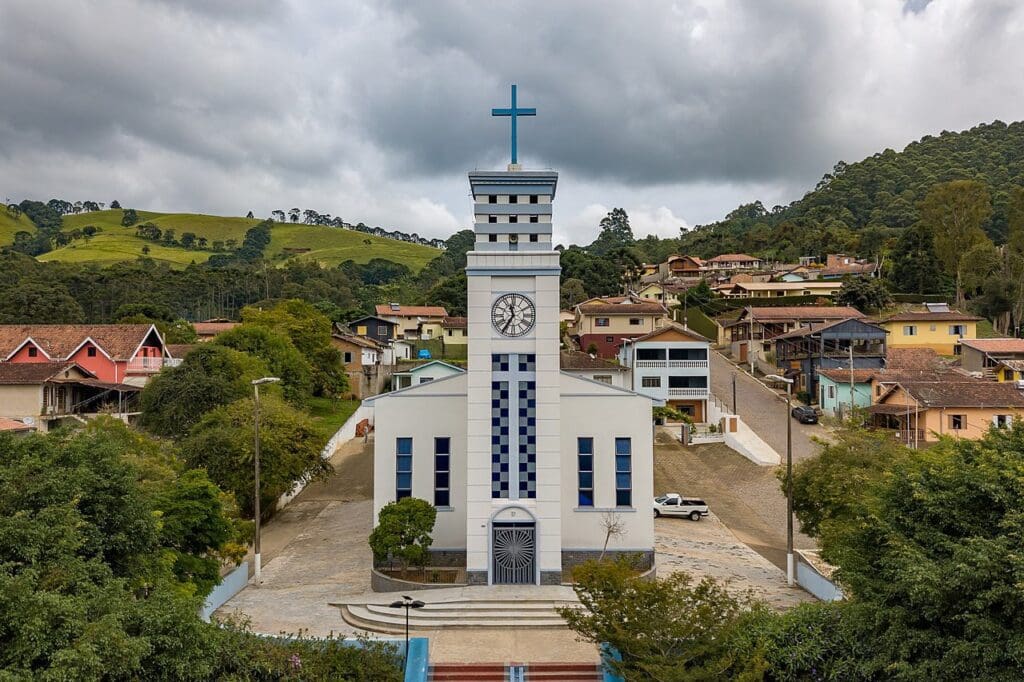 Onde fica a cidade de Gonçalves em Minas Gerais?